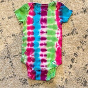 NEW Gerber Tie Dye Short Sleeve Mitten-Cuff Cotton Onesie Bodysuit 0-3 Months